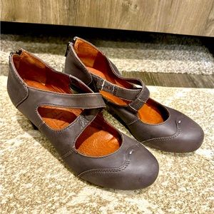 Sachelle taupe leather comfort heels size 7